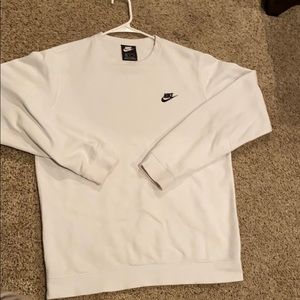MENS NIKE PULLOVER, great condition. MENS medium.